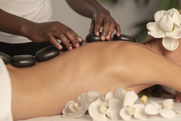 Massagem com pedras quentes vulcânicas