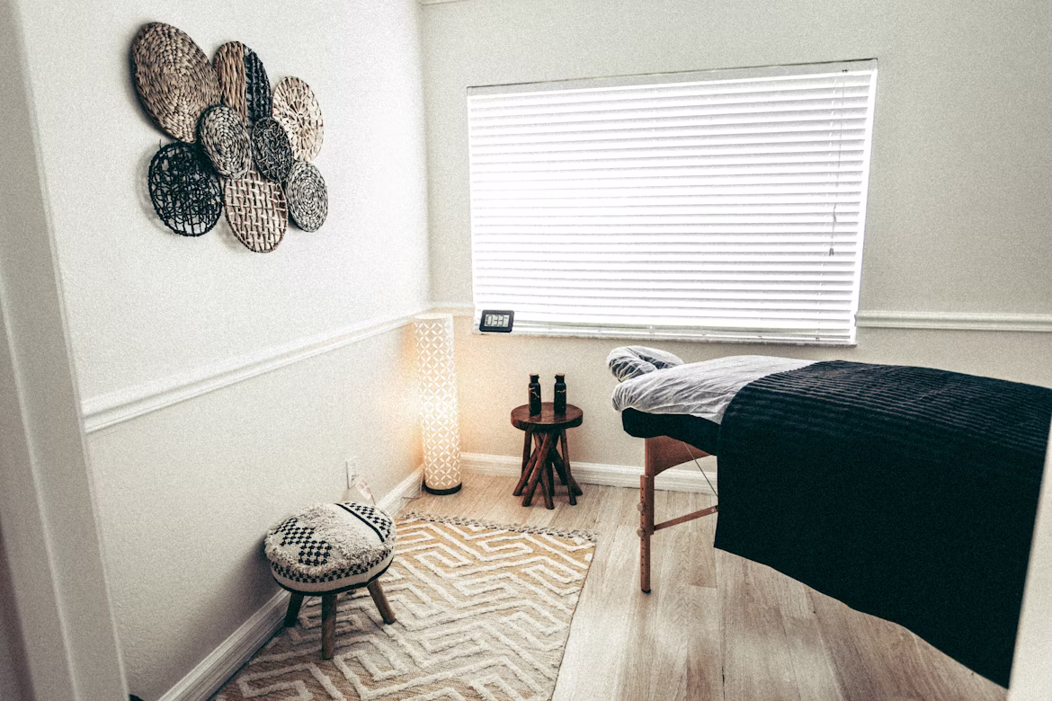 Sala de massagens com ambiente relaxante